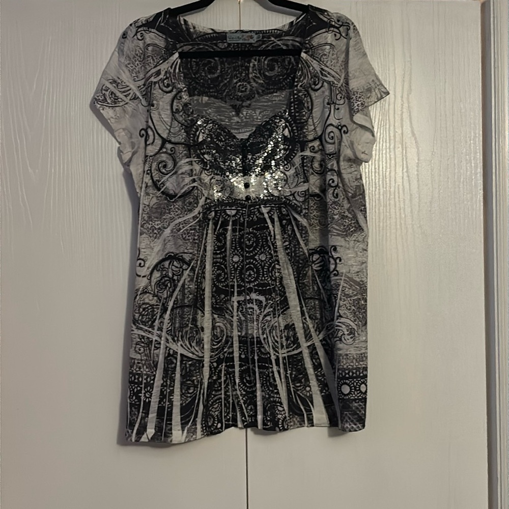 Black and White Graphic Short Sleeve Top